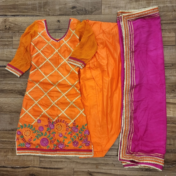 Inidan suit with salwaar kameez and dupatta - Picture 9 of 11